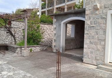 Bigova deniz ve dağ manzaralı 200 m2 ev