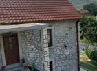 Danilovgradda doğal manzaralı asırlık tarihi taş 90 m2 ev
