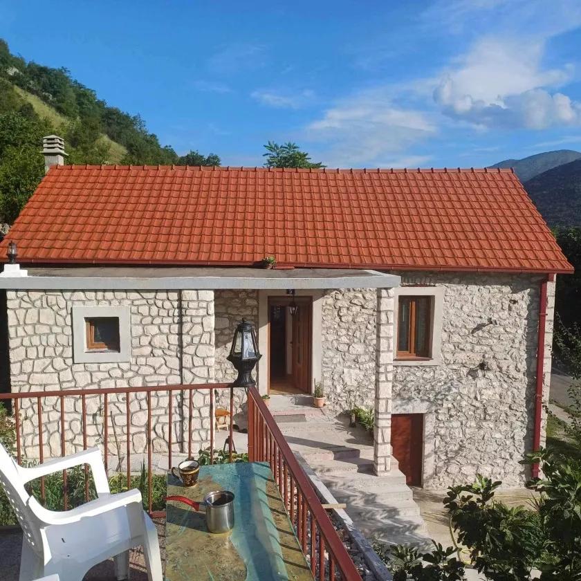Danilovgradda doğal manzaralı asırlık tarihi taş 90 m2 ev