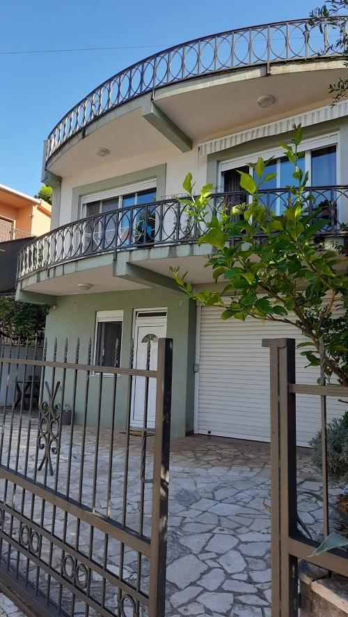 Çam ağaçları ve deniz manzarası ile çevrili barda rüya gibi 100 m2 ev