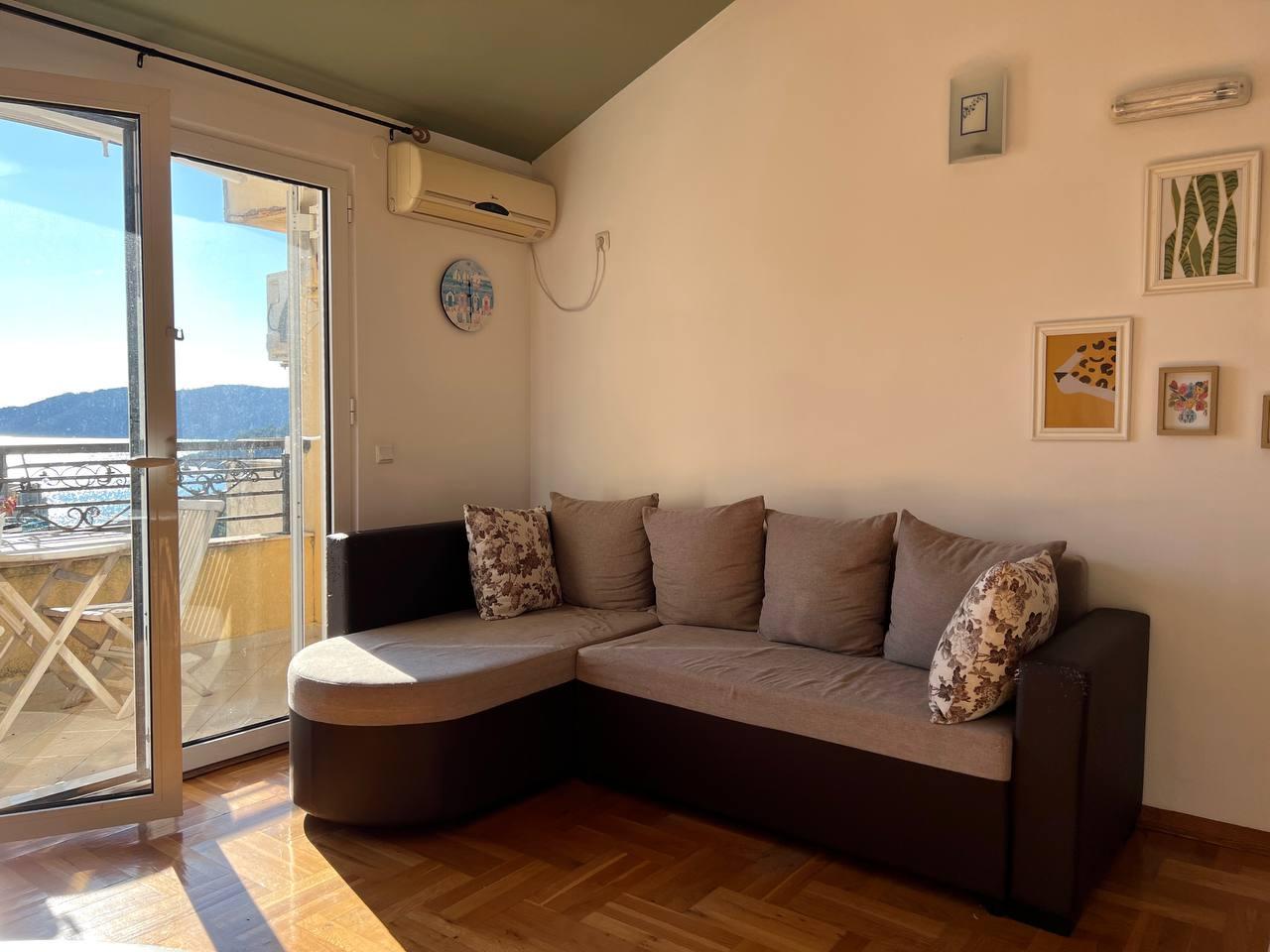 Rafailoviçide plaja birkaç adım mesafede deniz manzaralı rahat daire