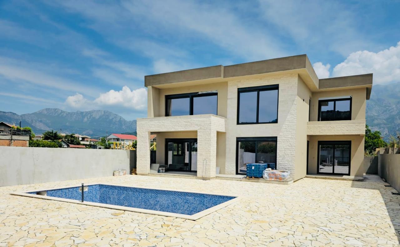 Bar city bölgesinde bulunan havuzu ile Modern yeni aile 232 m2 ev