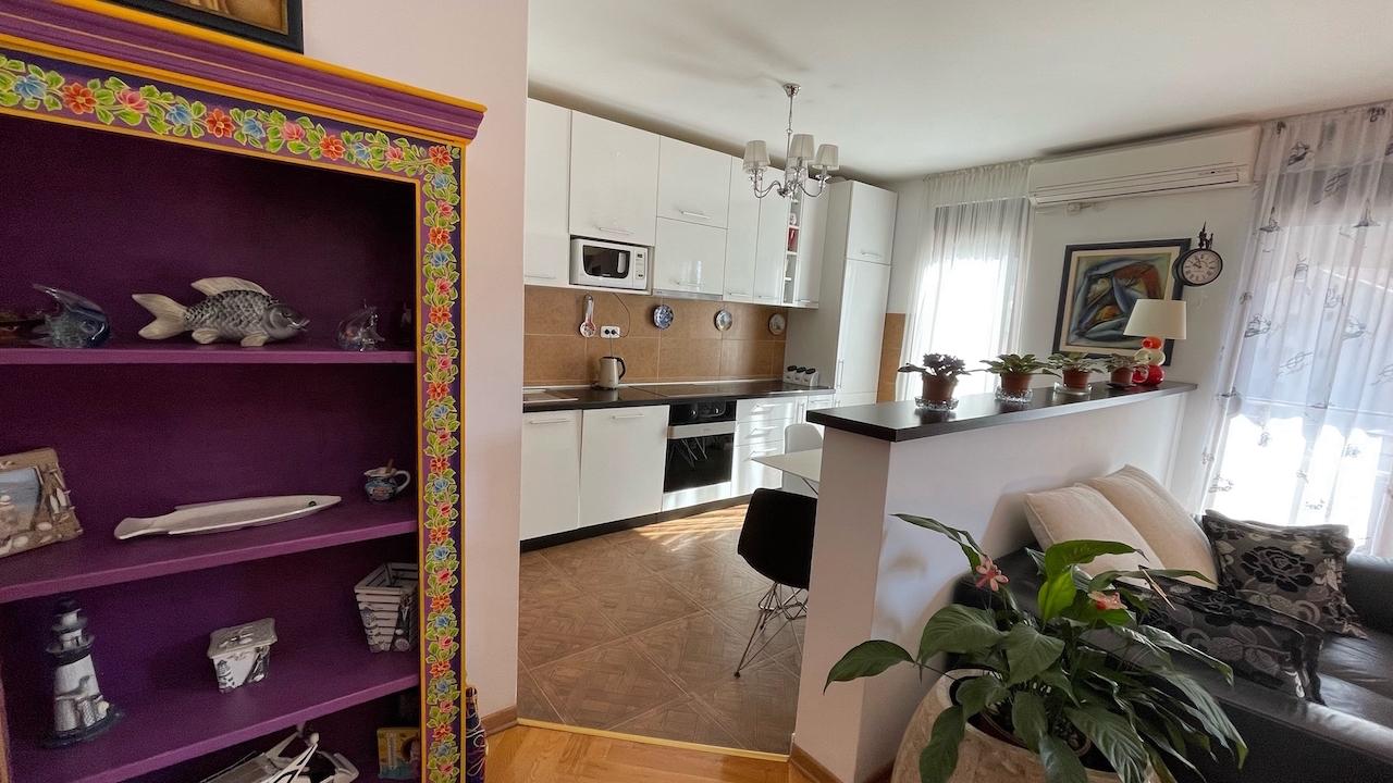 Budvada muhteşem deniz manzaralı 99 m2 daire, üç yatak odalı, mükemmel bir aile evi