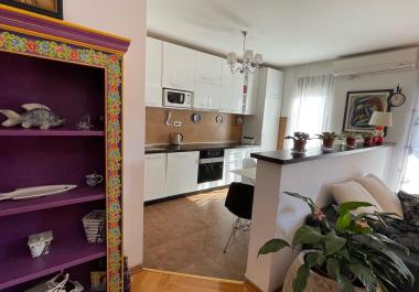 Budvada muhteşem deniz manzaralı 99 m2 daire, üç yatak odalı, mükemmel bir aile evi