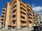 Budvada muhteşem deniz manzaralı 99 m2 daire, üç yatak odalı, mükemmel bir aile evi