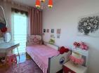 Budvada muhteşem deniz manzaralı 99 m2 daire, üç yatak odalı, mükemmel bir aile evi