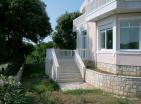 Sahile sadece 50m mesafede Utjehada denize sıfır 3 katlı 213 m2 satılık villa