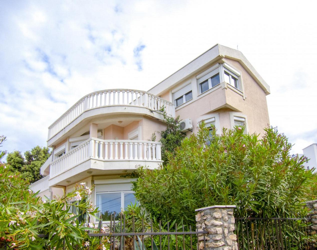 Sahile sadece 50m mesafede Utjehada denize sıfır 3 katlı 213 m2 satılık villa