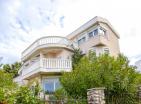 Sahile sadece 50m mesafede Utjehada denize sıfır 3 katlı 213 m2 satılık villa