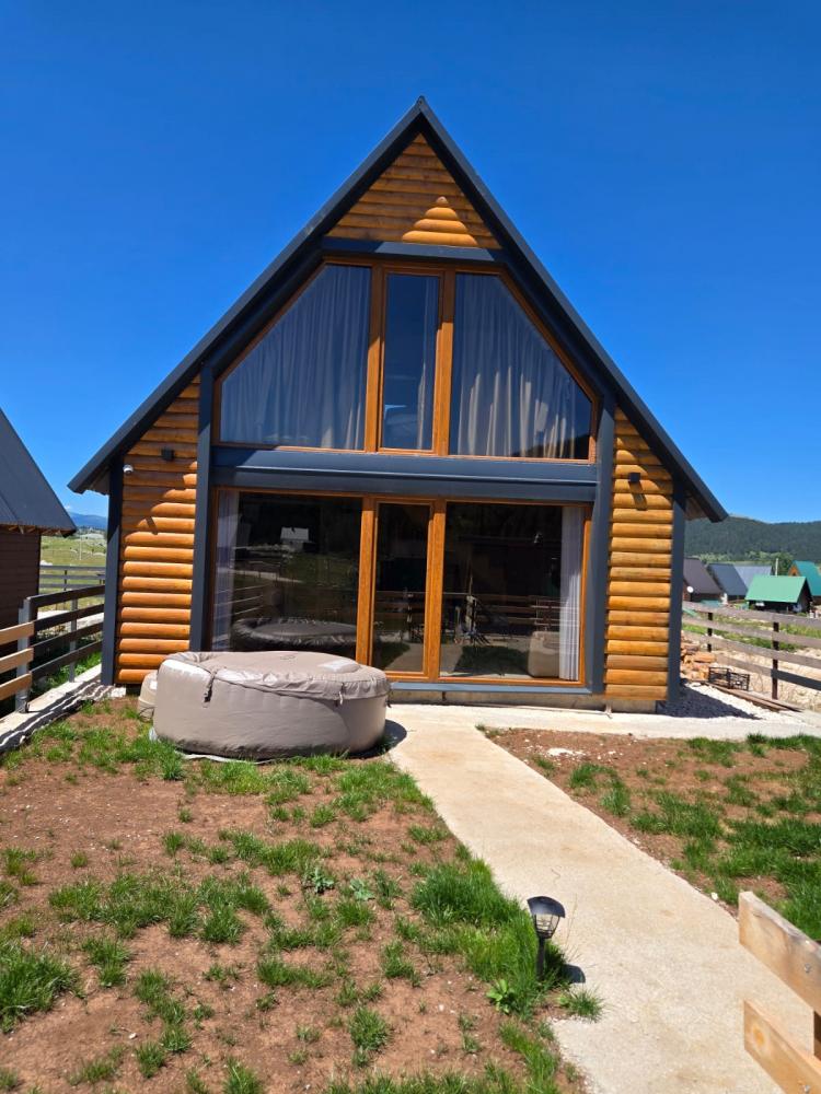 Žabljakta satılık muhteşem manzaralı 89 m2 dağ evi