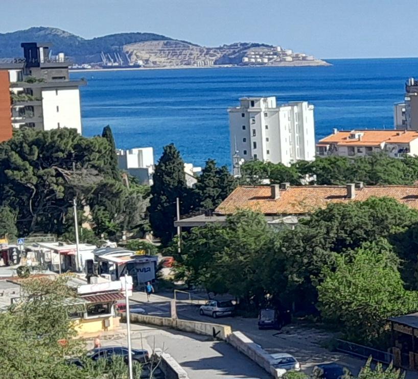 Sutomoreda deniz manzaralı teraslı ve birinci sınıf konuma sahip deniz kenarında 38m2 stüdyo