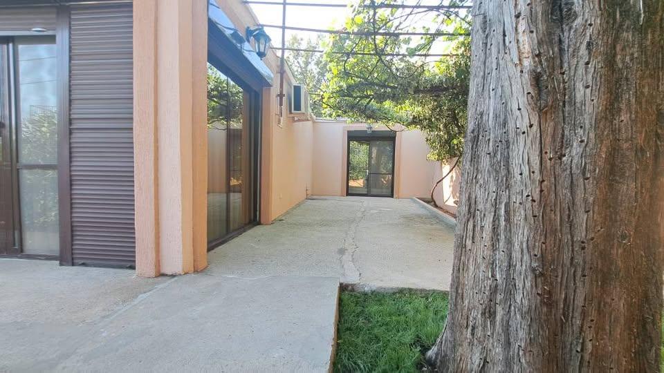 Sutomoreda genişleme potansiyeli olan denize 400 m mesafede büyüleyici 80m2 ev