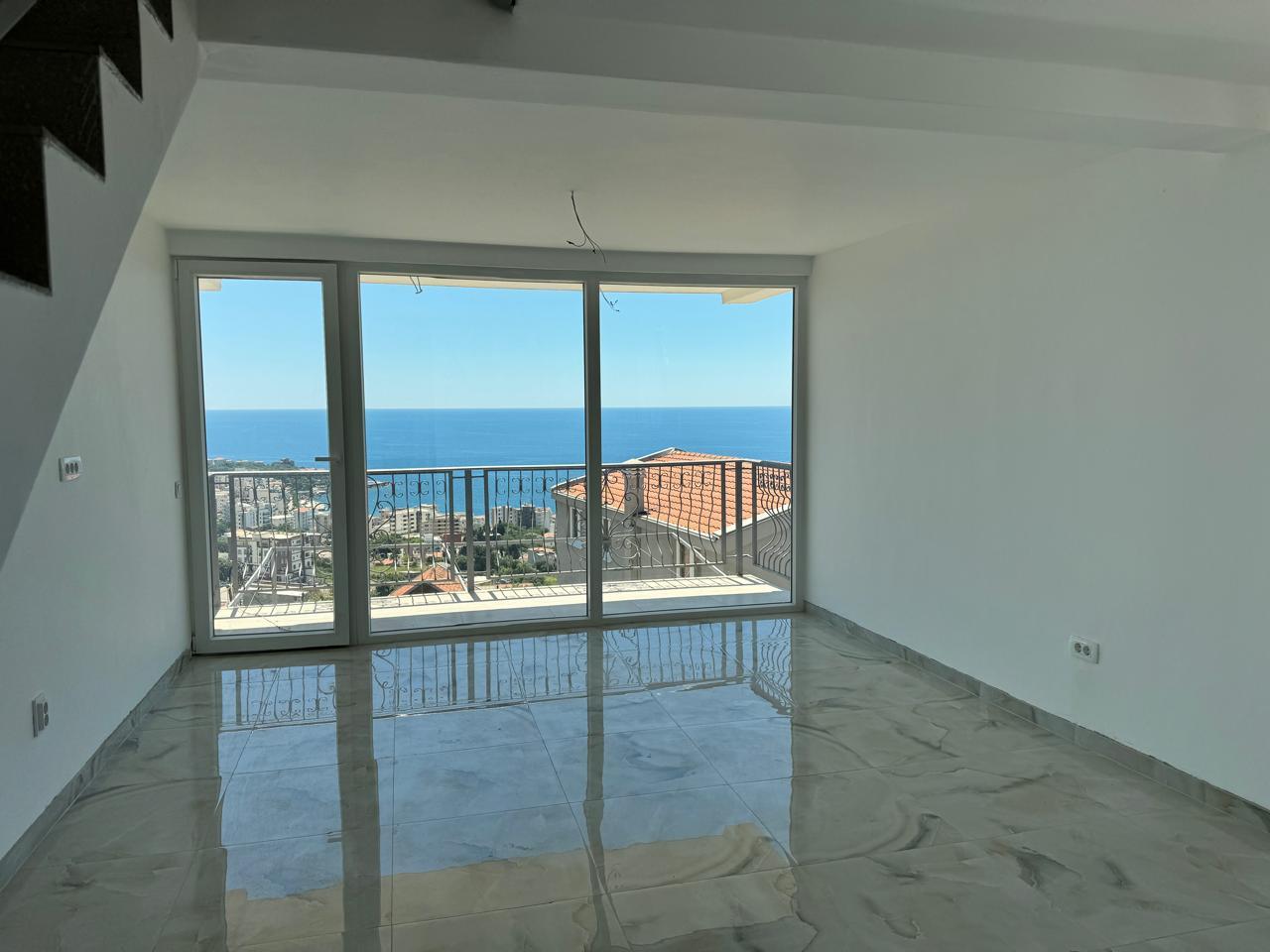 Dobra Vodada deniz manzaralı ve otoparklı modern deniz kenarı 65 m2 daire