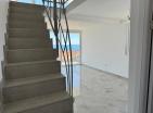 Dobra Vodada deniz manzaralı ve otoparklı modern deniz kenarı 65 m2 daire