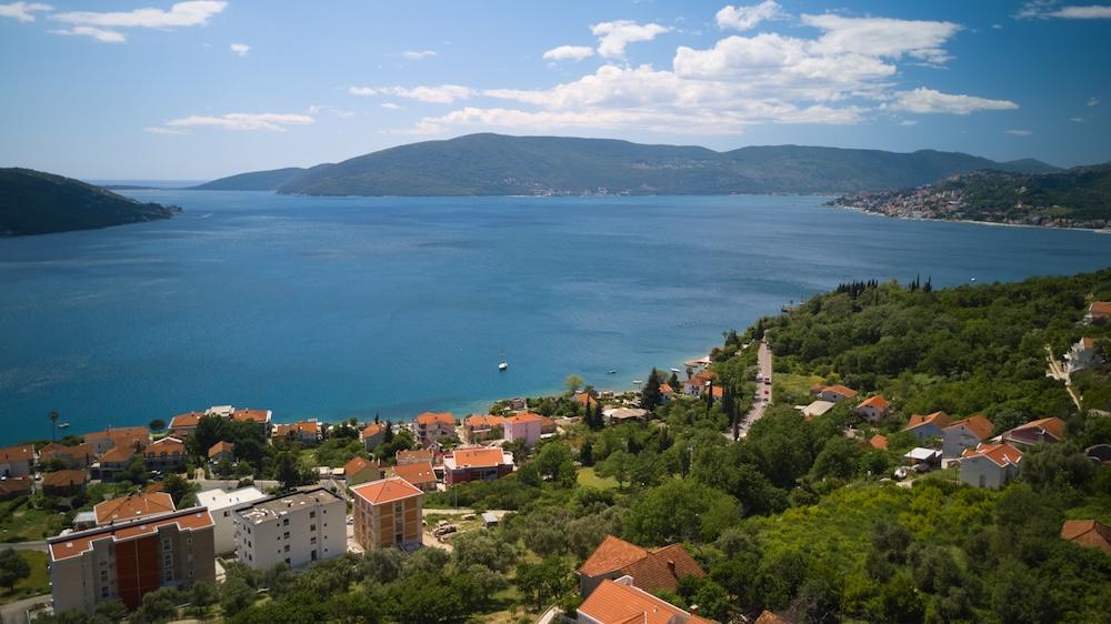 Karadağın Kumbor kentinde panoramik deniz manzaralı lüks modern villa