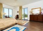 Karadağın Kumbor kentinde panoramik deniz manzaralı lüks modern villa