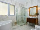 Karadağın Kumbor kentinde panoramik deniz manzaralı lüks modern villa