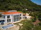 Karadağın Kumbor kentinde panoramik deniz manzaralı lüks modern villa