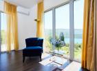 Karadağın Kumbor kentinde panoramik deniz manzaralı lüks modern villa
