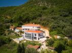 Karadağın Kumbor kentinde panoramik deniz manzaralı lüks modern villa
