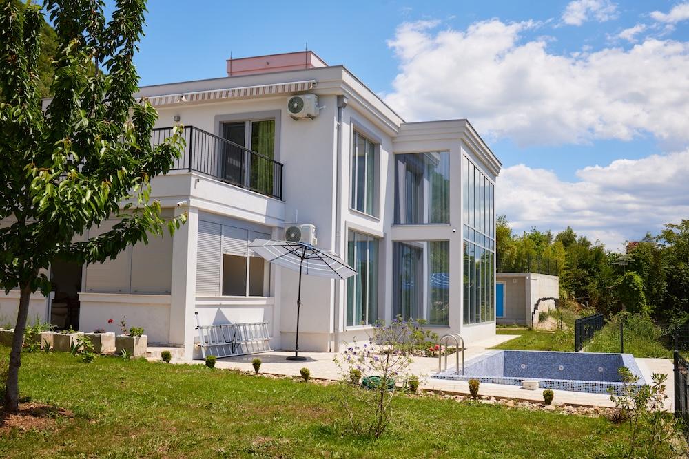 Karadağın Kumbor kentinde panoramik deniz manzaralı lüks modern villa
