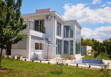 Karadağın Kumbor kentinde panoramik deniz manzaralı lüks modern villa