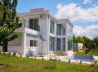Karadağın Kumbor kentinde panoramik deniz manzaralı lüks modern villa