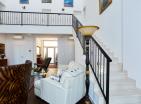 Karadağın Kumbor kentinde panoramik deniz manzaralı lüks modern villa