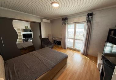 Büyüleyici deniz manzaralı 200 m2 ev, verimli bahçeli vaha ile Barda