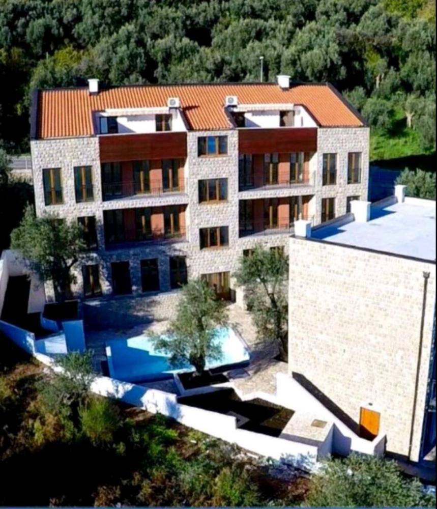 Petrovacta havuzlu, otoparklı, plaja yürüme mesafesinde rezidansta satılık 54 m2 Daire