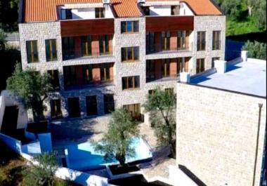 Petrovacta havuzlu, otoparklı, plaja yürüme mesafesinde rezidansta satılık 54 m2 Daire