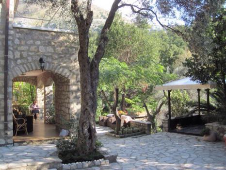Güzel tamamen yenilenmiş taş villa Rezevichi büyüleyici köyünde bulunan