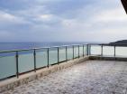 İki satılık düzey 3 yatak odası ve panoramik deniz manzaralı Bechichi penthouse