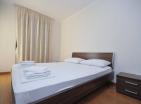 Apartman 69 m2 u Budvi, 2 yatak odası ile Maini ve geniş bir teras ve havuz