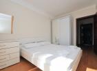Apartman 69 m2 u Budvi, 2 yatak odası ile Maini ve geniş bir teras ve havuz