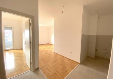 İki oda Budva  da beşinci katta panoramik manzaralı Daire 44 m2
